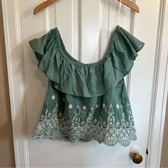 Haute Monde Green off shoulder lace design crop top - Picture 4 of 10